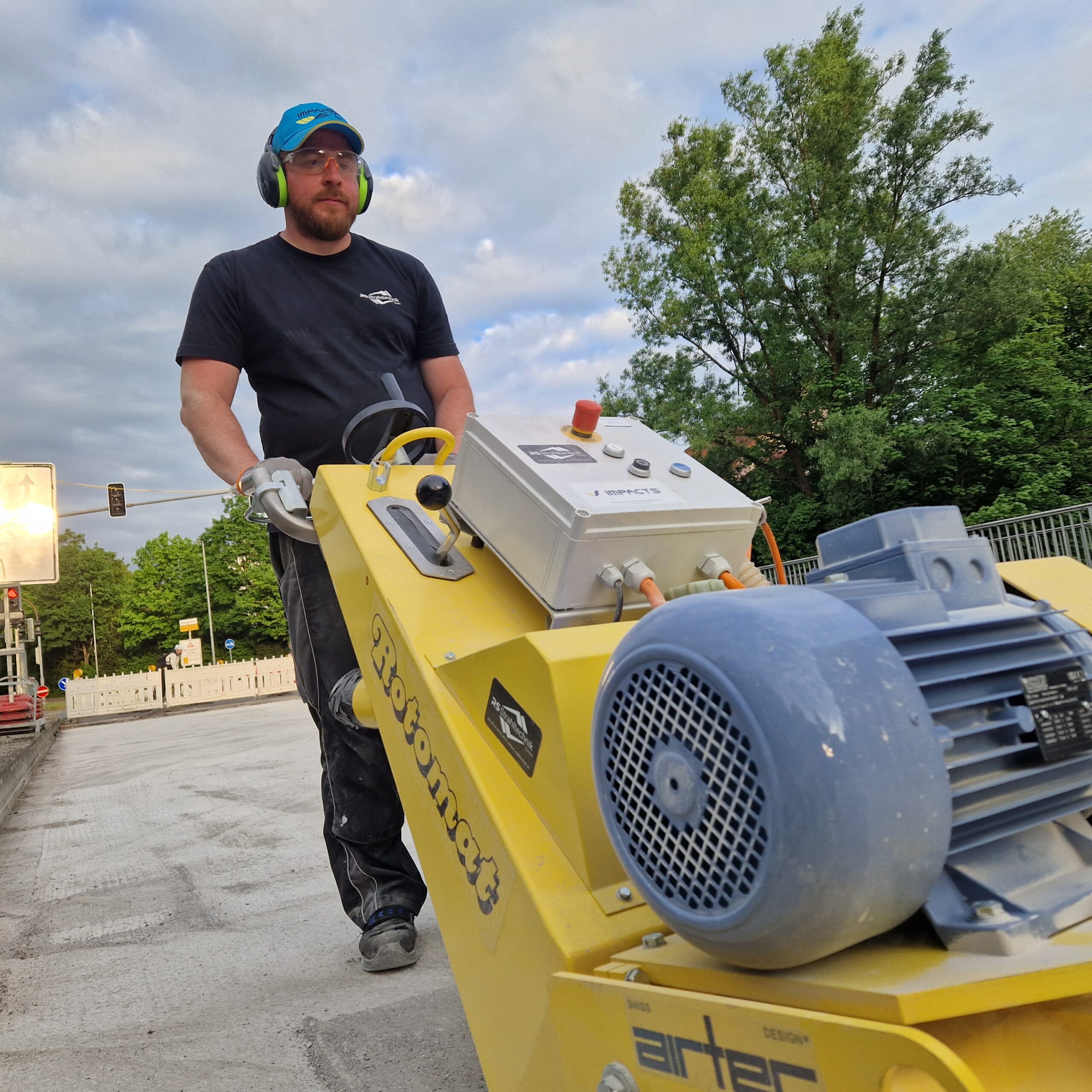 Beton-Fräsen Mann bei der Bedinung einer Fäsmaschine